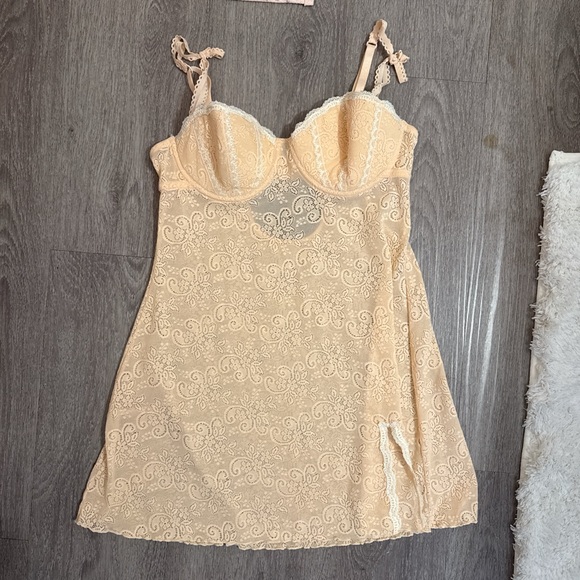 Hillard & Hanson Other - Vintage lacy peach slip with bra
